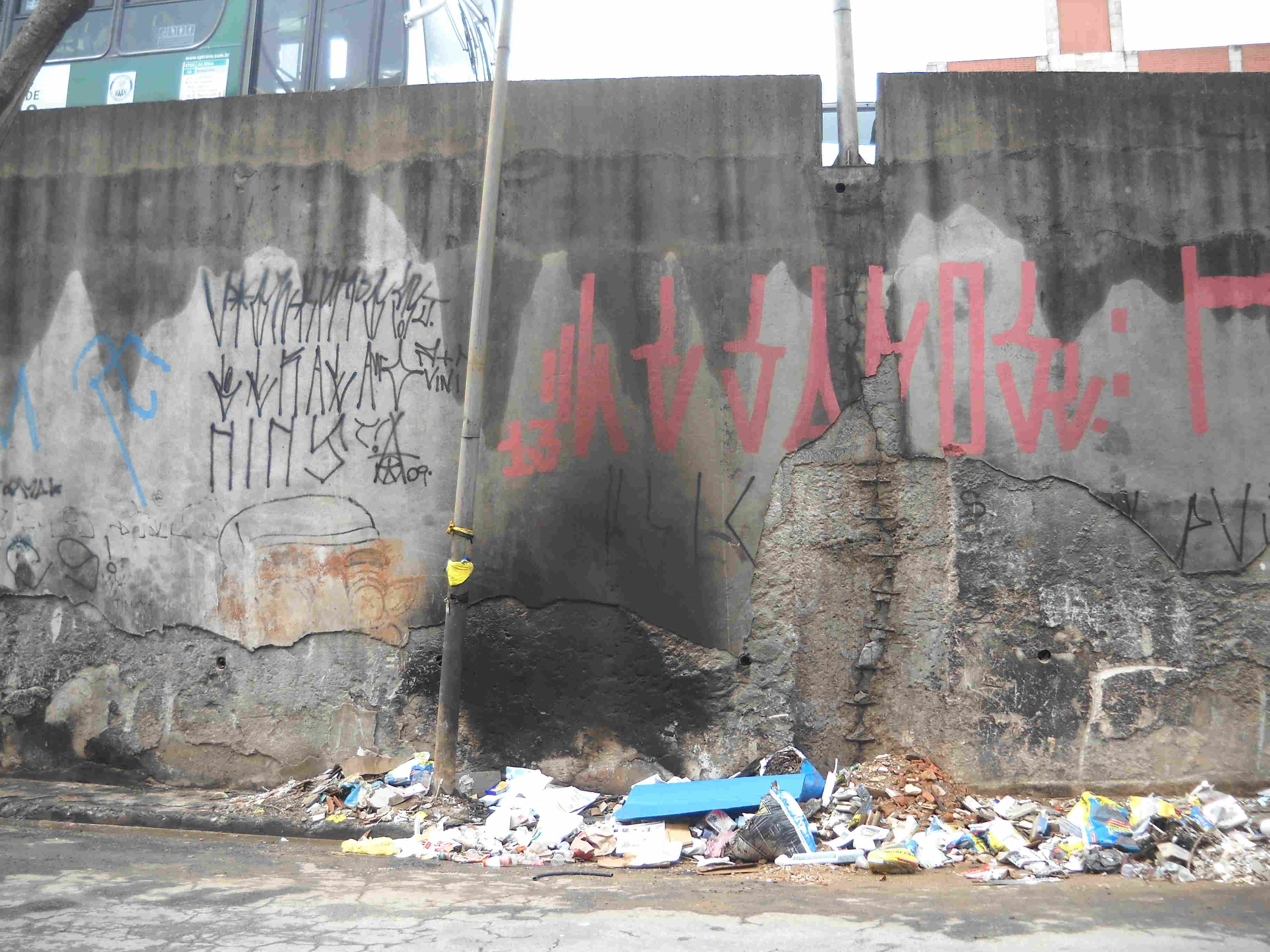 lixo pixo e moradores de rua